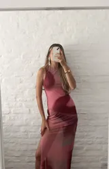 Vestido midi al cuerpo de microtul con estampado difuminado en tonos rosados.