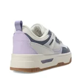 Zapatillas deportivas acordonadas color blanco con suela marrón.