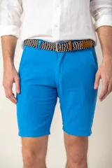 Bermuda azul de corte clásico.