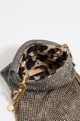 Bolso de malla metálica con cristales en color plata, diseño mini con cierre magnético y asa de cadena.