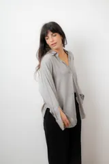 Camisa gris de manga larga con botones, de corte clásico.