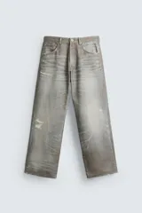 Pantalón de jean gris con corte holgado y efecto lavado en toda la prenda.