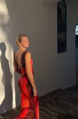 Vestido largo de microtul con forro, estampado con diseño abstracto en tonos rojo, naranja y negro.