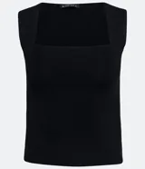 Blusa cropped naranja de punto con escote cuadrado y bretel ancho.