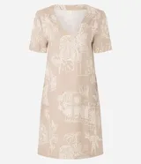 Vestido corto tipo t-shirt color beige con estampado de follaje y arquitectura, escote en V y mangas cortas.