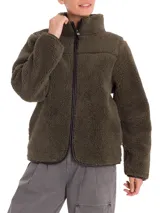 Campera polar verde militar de poliéster reciclado con textura sherpa, cierre frontal y detalles en cuero.