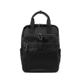 Mochila negra de poliéster con formato rectangular, doble cierre y herrajes plateados. Tiene dos bolsillos externos con cierre, un bolsillo interno con cierre y dos bolsillos internos abiertos. Se puede llevar en la mano con las asas fijas o como mochila con las correas regulables.