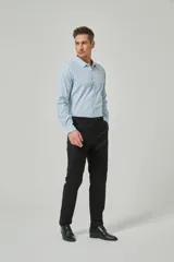 Pantalón chino azul marino de corte recto con bolsillos laterales y traseros.