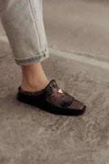 Zueco de cuero color crudo con detalle de flecos y pieza central en cuero snake.