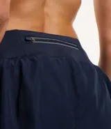 Bermuda deportiva de microfibra color blanco, corte runner con cintura elástica y forro interno.