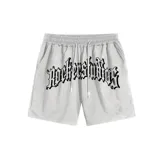 Short deportivo gris de algodón con cintura elástica ajustable con cordón y estampado con letras góticas en negro.