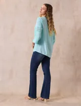 Blusa blanca de gasa bambula, marca Ruby Rd. Cuello a la base y escote en V. Manga ¾ amplia, con aplique en crochet.