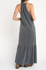 Vestido largo gris de algodón con breteles finos y falda con volado.