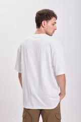 Remera blanca de corte recto, con cuello redondo y bolsillo en el pecho.