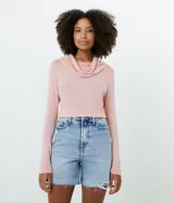 Blusa rosa de viscosa con cuello ancho y mangas largas.