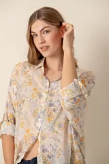 Camisa estampada con flores amarillas y lilas, de corte recto y mangas largas.