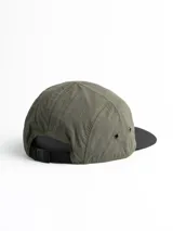 Gorro negro con visera, estilo deportivo, con parche ovalado blanco con texto "Classic Vintage Since 1956".