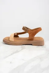 Sandalia de cuero color marrón con tiras combinadas en gamuza y ajuste con velcro.