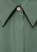 Vestido midi verde con cuello camisero, manga corta, cierre frontal con botones y cinturón con hebilla.