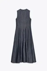 Vestido midi de denim azul oscuro, con cuello redondo y sin mangas. Corte entallado en la cintura y falda evasé. Cierre trasero con cremallera oculta.