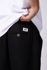 Bermudas color beige de lino, con cintura elástica y bolsillos laterales.