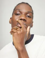 Anillo dorado con forma de tubos, bañado en oro de 18k.