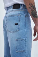 Bermuda de jean celeste con corte recto y bolsillos delanteros y traseros.