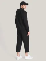 Buzo negro con capucha y cordones ajustables, bolsillo tipo canguro y logo de la marca en el pecho.
