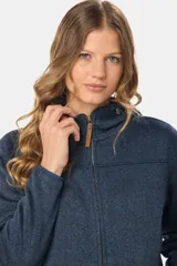 Campera de color azul con capucha, diseño moderno y cierre frontal.