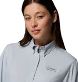 Camisa blanca de manga larga con protección solar UPF 40 y tecnología Omni-Wick. Cuenta con aberturas de ventilación y tratamiento antimicrobiano.