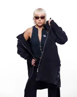 Campera larga con capucha, confeccionada en jean negro.