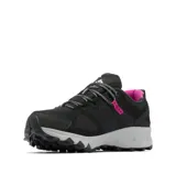 Zapatilla de senderismo Columbia Peakfreak Hera, color negro con detalles en rosa fucsia y suela gris claro. Cuenta con tecnología OutDry impermeable y transpirable, sistema de cordones Navic Fit y entresuela TechLite+.
