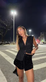 Short negro de lentejuelas con corte irregular y elástico en la cintura.