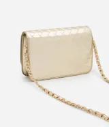 Bolso transversal pequeño color dorado, con correa de cadena y colgante redondo. Textura capitoneada, efecto metalizado y separador interior con cierre.