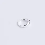 Anillo de plata 925 con diseño liso y forma redondeada. Ancho de 5mm y alto de 2mm.