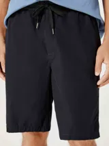 Bermuda color beige de sarga con cintura elastizada y cordón ajustable.