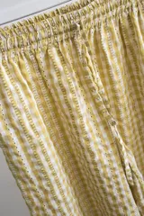 Pantalón largo de tela liviana con estampado vichy en tonos amarillo y blanco, corte amplio y cintura elastizada.