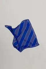 Pañuelo cuadrado de tela fina color azul con rayas blancas verticales.