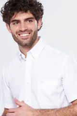Camisa blanca de manga corta con cuello abotonado, bolsillo en el pecho y logo bordado.