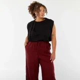 Camiseta negra de algodón con sisa ancha y cuello redondo.