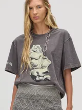 Short tejido a rombos con degradé de azul a bordó, pretina elástica combinada y logo bordado.