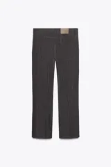 Pantalón de jean color gris oscuro, de tiro alto, corte slim fit y pierna bootcut.