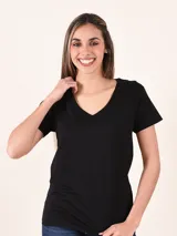 Remera negra de corte clásico con cuello en V y mangas cortas.