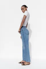 Pantalón de jean celeste de tiro alto, corte recto, con cinco bolsillos y cierre frontal con cremallera y botón metálico.