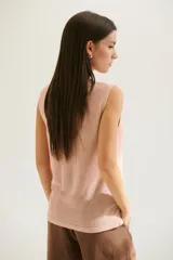 Musculosa color beige claro de tejido de lino con cuello redondo.