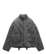 Campera gris acolchada con cuello alto, cierre frontal con cremallera, bolsillos delanteros y diseño matelassé con forma de ondas.