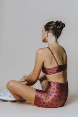 Calza corta tiro alto de cintura ancha con elástico fino en la parte superior. Tejido suave de alta elasticidad con un leve brillo satinado y estampado que se adapta al cuerpo como una segunda piel.