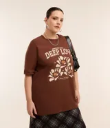 Remera marrón de algodón con cuello redondo y mangas cortas. Estampa frontal con la frase "Deep Love" y flores.