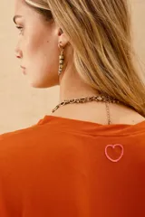 Vestido midi color naranja, de corte recto y mangas cortas.