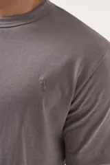 Remera gris de corte clásico con cuello redondo y mangas cortas.